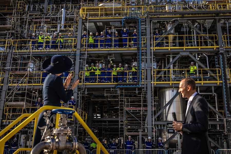 Samen met CEO Tom van Aken opende koningin Maxima de fabriek op 22 oktober 2024